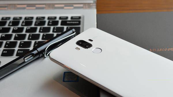 整个华为mate9陶瓷白版的外观设计相比前一代更加温润,没有那么粗犷