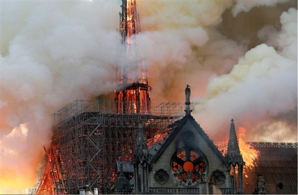 巴黎圣母院突然起火 木质结构遭焚毁塔尖倒塌