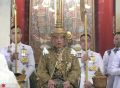 泰王加冕第二日 王室巡游获民众穿黄衣捧肖像欢迎 泰王是谁？