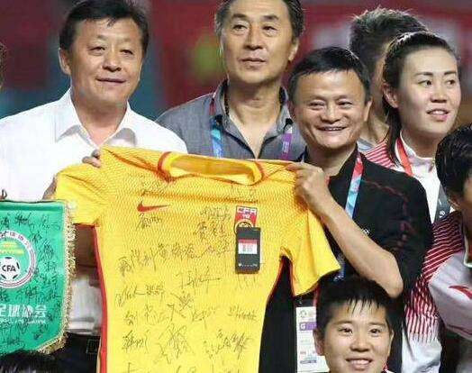 马云宴请中国女足全员唯独没有请女足教练这是什么梗？