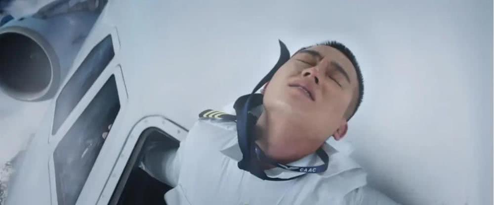 6969四,由杜江为张涵予戴上氧气面罩,是强行给杜江加戏吗?