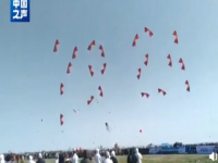 把风筝玩成无人机最大队员70岁 有人把风筝玩成风力发电机!