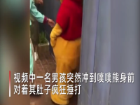 上海迪士尼噗噗熊被打，熊孩子父亲反怼工作人员