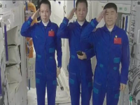 3名航天员离开空间站前敬礼致谢 神州十二号撤离空间站