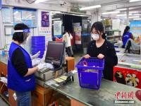 人在上海,阴性,“静止”了30天_央视报道上海超市疑摆拍?官方回应