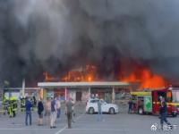 乌称一购物中心遭袭致超70人死伤 乌方称一购物中心遭导弹袭击