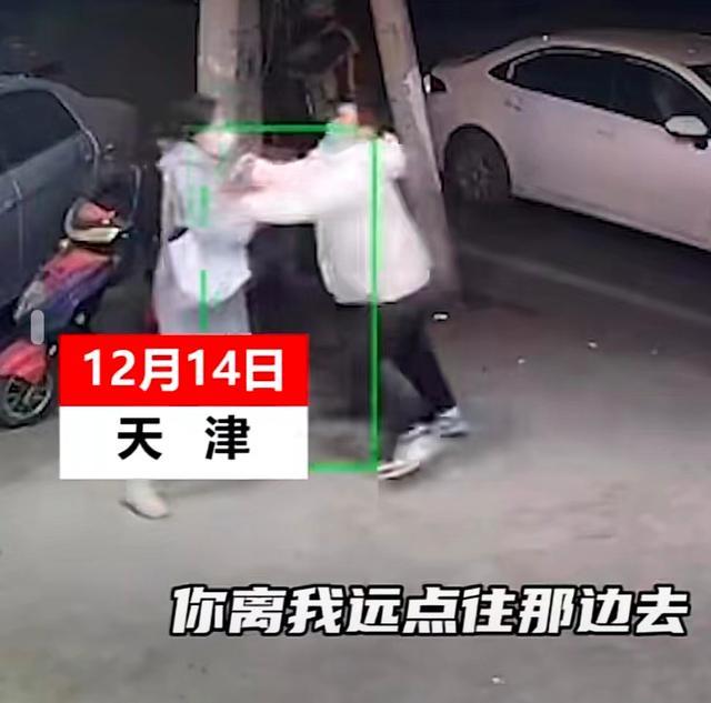 上海一男子七夕凌晨掐脖殴打女友是怎么回事，关于男子当街殴打女友的新消息。