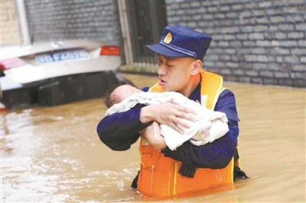 山洪来袭时男子在洪水中紧抱孩子是怎么回事,关于山洪来袭时男子在洪水中紧抱孩子视频的新消息 多特软件资讯 
