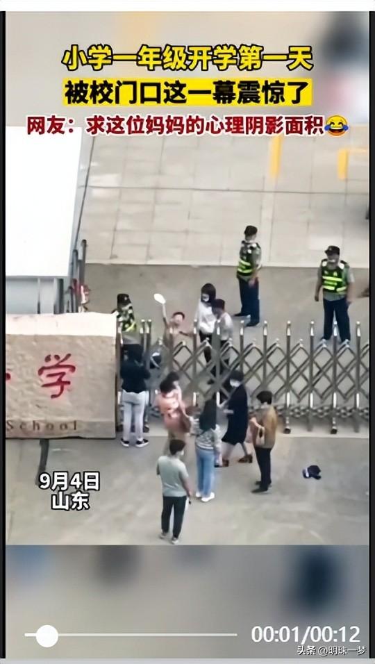 男孩在校门口脱衣服扔书包,那个男孩扔下书包就从教室里跑了出去