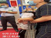 杭州一女子坐地铁遭男童抹胸抢座 杭州:女子在地铁上被男孩坐大腿,大人:没有错