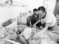 探访割皮救子父亲康复情况,父亲割皮救子 河北1岁重度烫伤男童在汉首次植皮术成功
