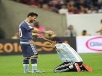 中国球迷酒店外苦蹲梅西,梅西在一位阿根廷球迷腿上签名，球迷之后将签名变成纹身