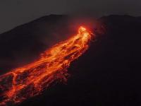 默拉皮火山持续喷发,印度尼西亚：默拉皮火山持续喷发