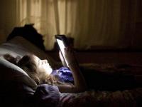 警惕睡眠质量受电子设备影响,究竟是怎么一回事?