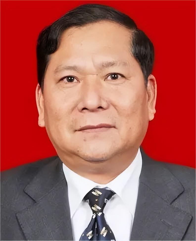 督察處副科長,2001年擔任督察處政治協理員,科長級別,2002年坐到了