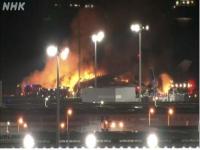 日媒称爆炸起火飞机载367人_日媒：一日航飞机在羽田机场降落时爆炸起火，据信机上载有367人