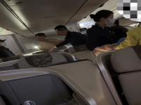 2人因在航班机舱内大闹被处罚_乘客机舱内大闹致航班取消 警方通报：两人被处罚