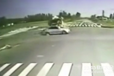监拍轿车与卡车碰撞 被卡车顶行数米撞上公交【视频】
