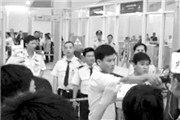 越南芽庄机场安检因小费电击国人视频