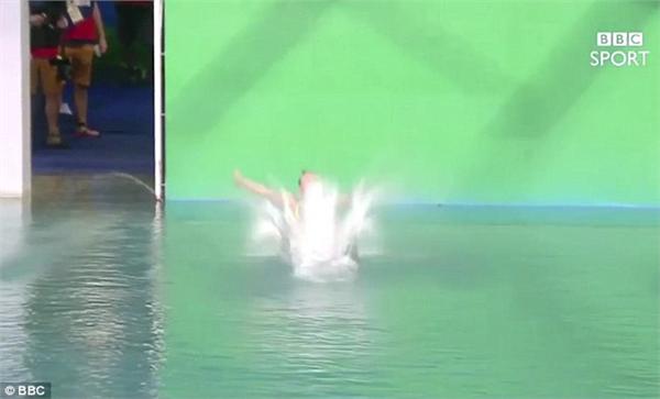 奥运轻松一刻：俄罗斯女选手跳水比赛失误直接0分