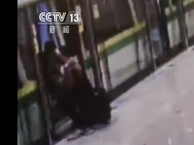 尴尬！监拍女子“抢秒”上地铁 孩子被落车门外下一幕暖心【视频】