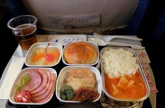 空姐一盒一口吃乘客飞机餐被停飞【视频】 官方澄清公告