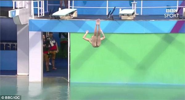 女子跳水比赛尴尬失误图片