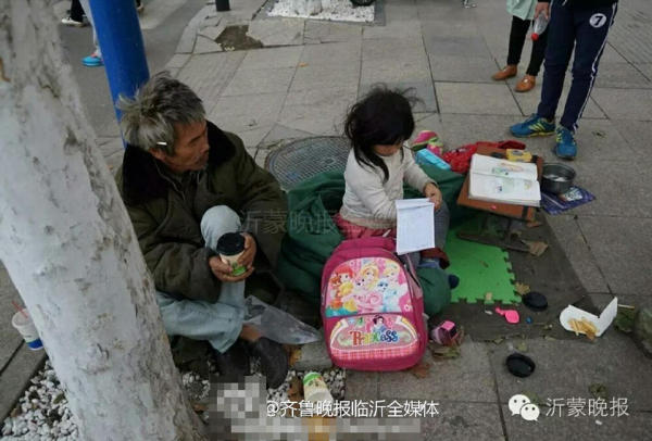 小女孩寒风中裹棉被写作业 网友：不要捐款，王久昌一家“有房、有地、有闲钱”